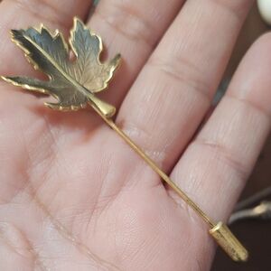 Maple Leaf stick lapel hat pin gold tone